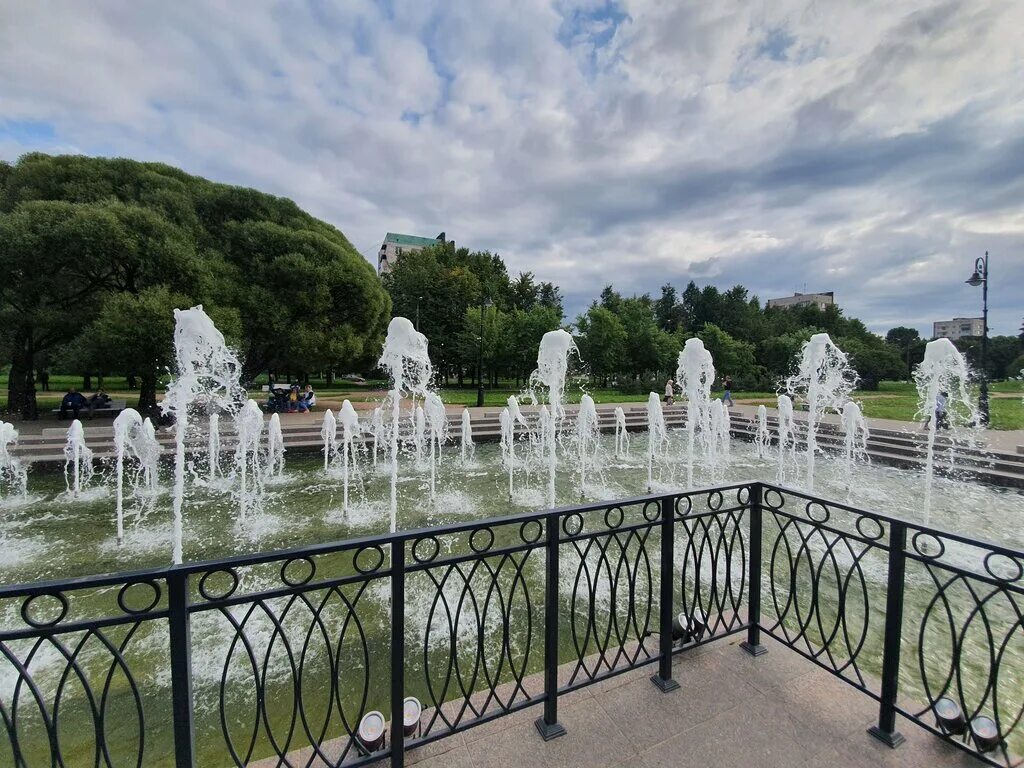 Любашинский сад санкт-петербург. Любашинский сад санкт петербург улица замшина отзывы. Любашинский сад ангел. Любашинский сад ангел. Любашинский парк спб фонтан.