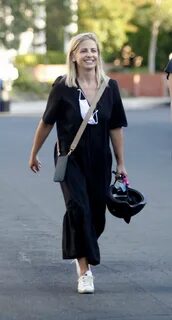 Sarah Michelle Gellar - Out in LA 10/18/2020 * CelebMafia