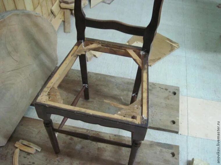 Сломанный деревянный стул. Крепеж для стула деревянного. Стяжка для стульев деревянных. Крепление ножек к табуретке.