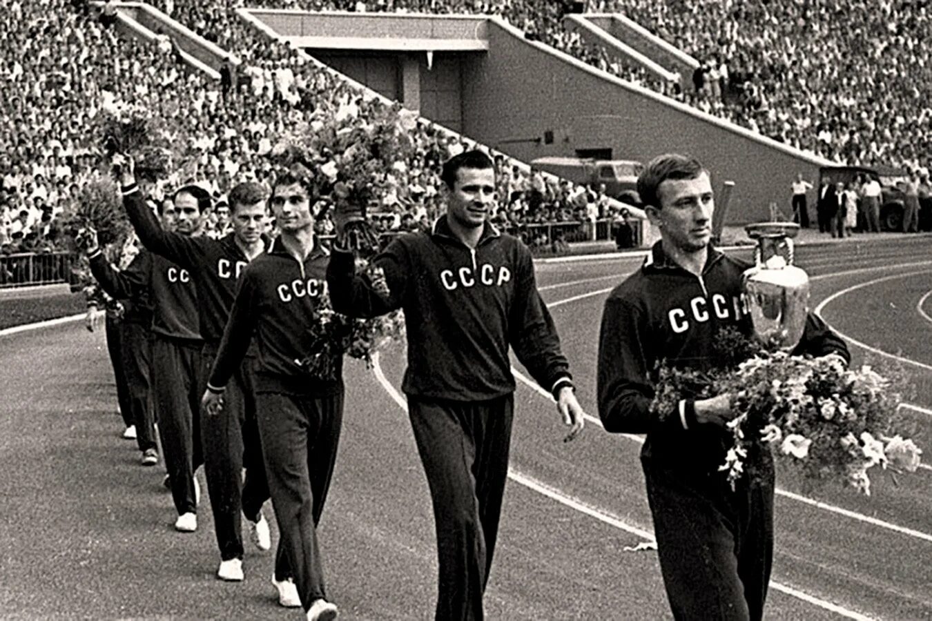 Первым чемпионом россии стал. Лев Яшин Чемпионат Европы 1960. Яшин чемпион Европы 1960. Лев Яшин сборная СССР.