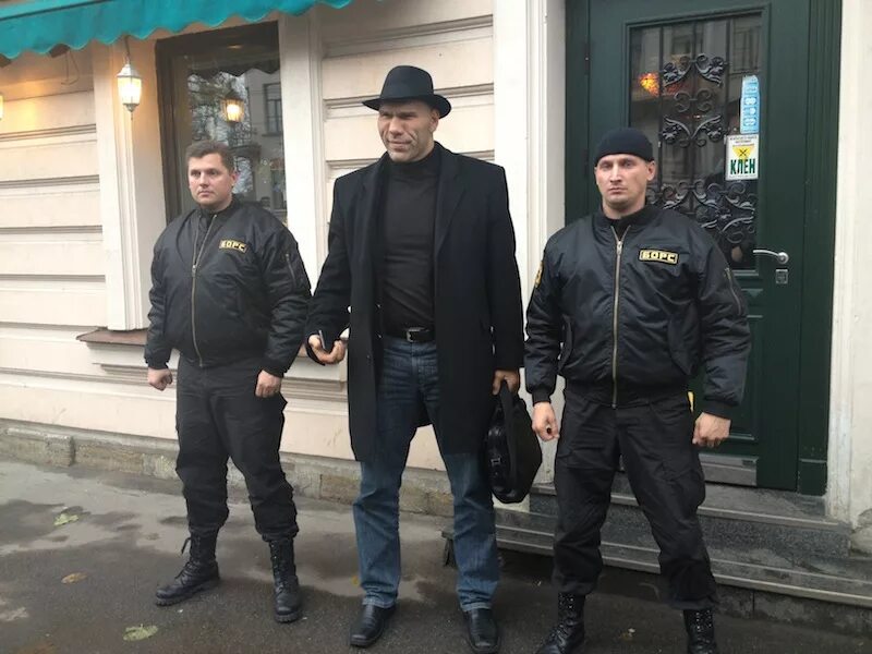 охранник. охрана здания. вооруженная охрана. вооруженная охрана. гбр охрана кыргызстан.