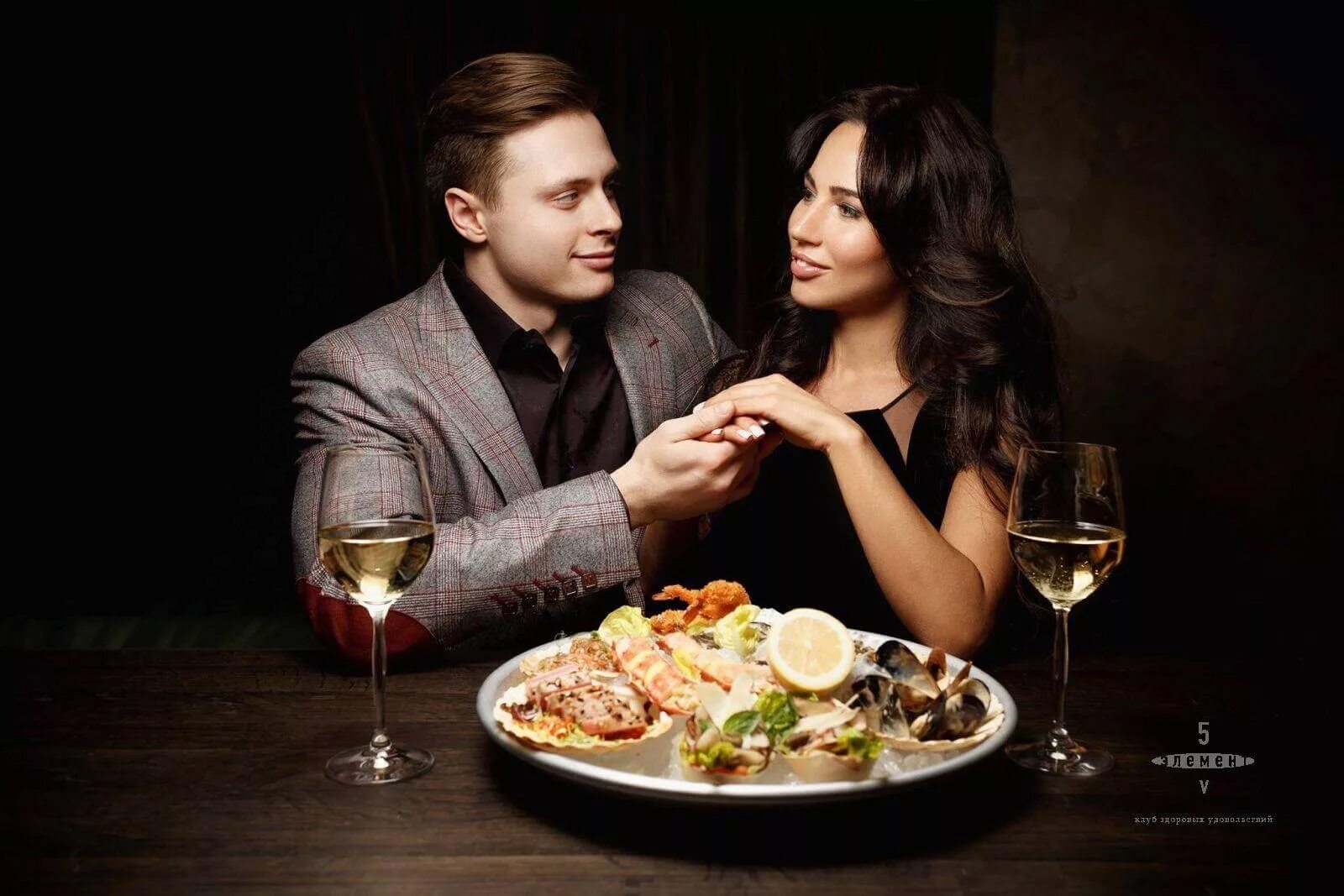 Ужина сколько лет. Романтический ужин. Романтический ужин в ресторане. Мужчина и женщина романтический ужин. Пара в ресторане.