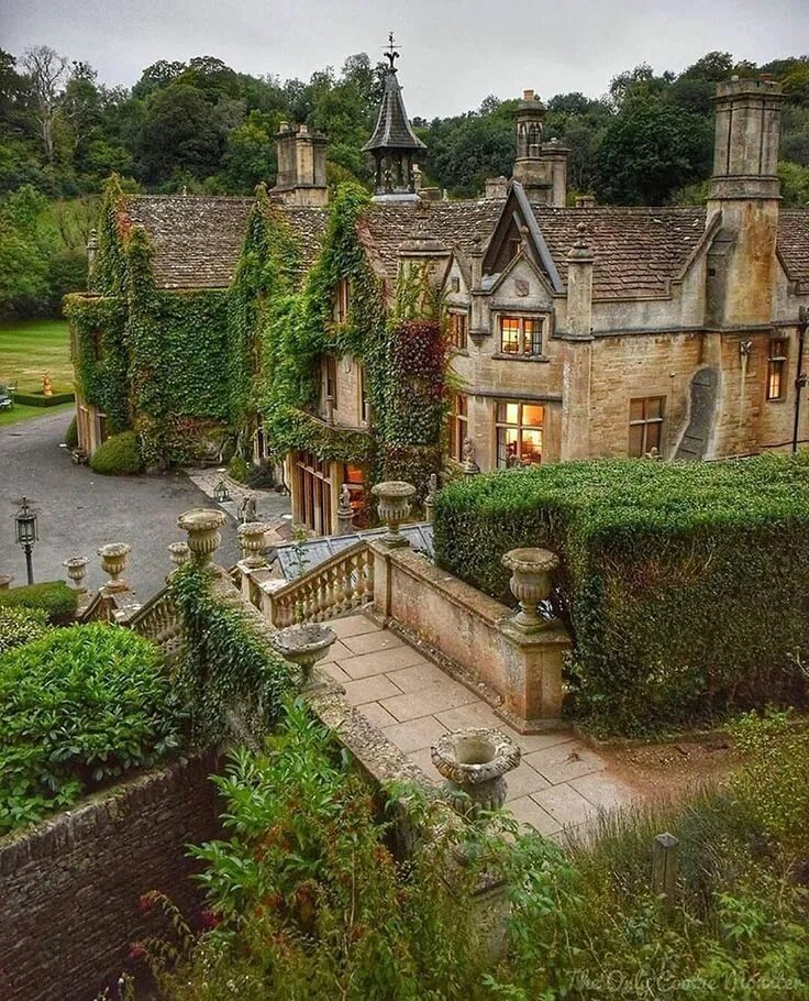 Favorite village. Англия деревня Castle Combe. Олд Мэнор Хаус Англия. Деревня Касл комб Англия. Кастл Мэнор Хаус.