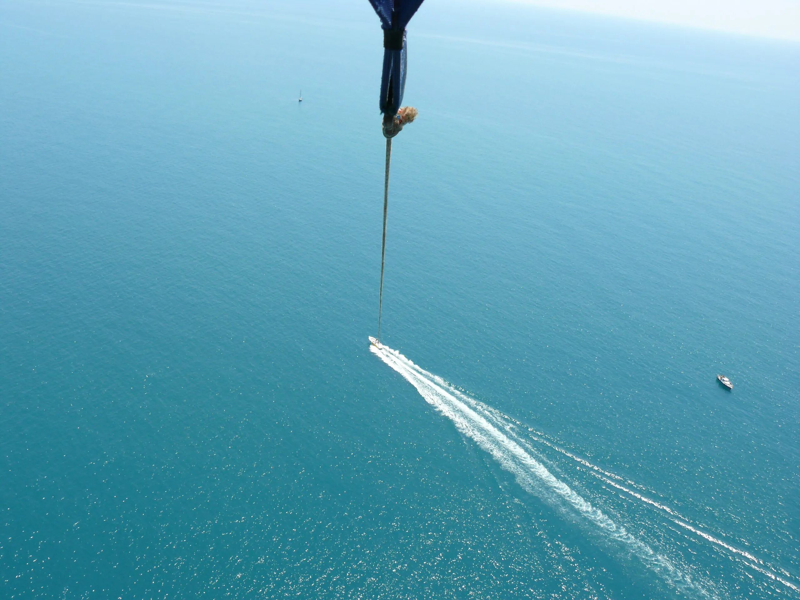На высоте двухсот метров. Парасейлинг Лазаревское. Парашют над морем. Парашют за катером. Вид с парашюта на море.