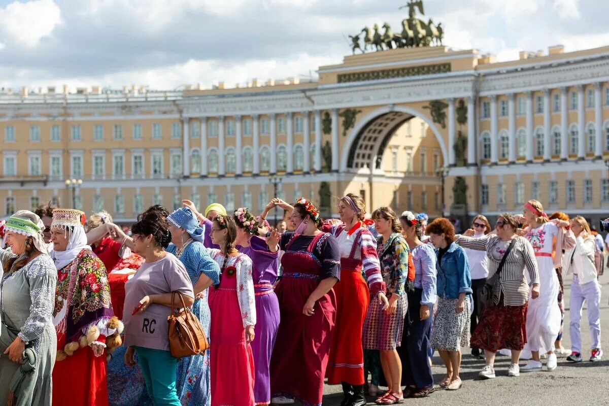 Какой сегодня праздник в санкт петербурге. Хоровод на дворцовой площади 2025. фестиваль на дворцовой. хоровод на дворцовой. хороводы мира в санкт-петербурге.
