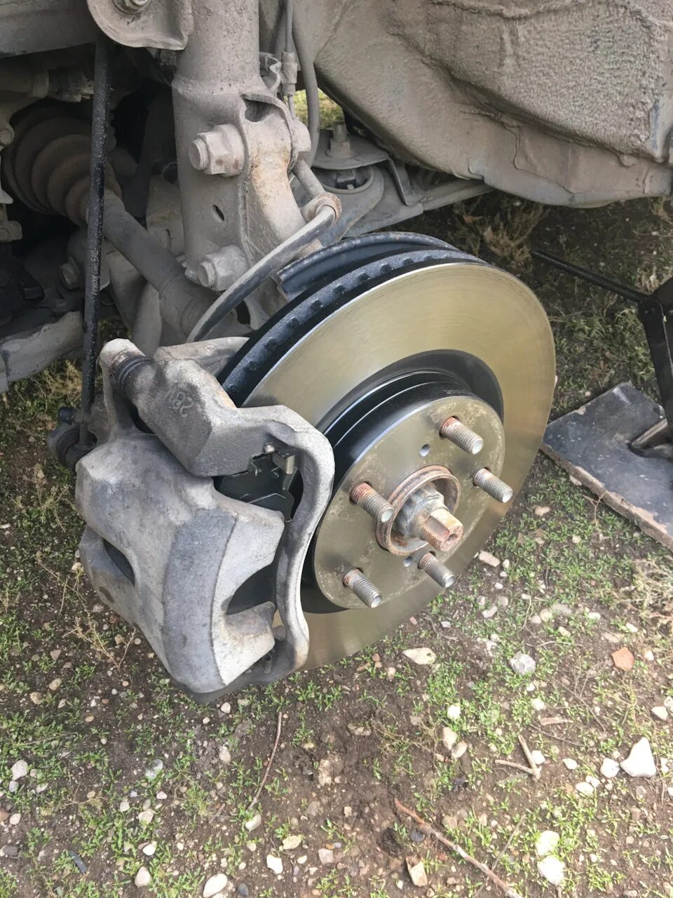 Тормозные колодки toyota rav4. Рав 4 замена передних колодок. Рав 4 задние колодки. Колодки тормозные передние тойота рав 4. Рав 4 замена передних колодок.