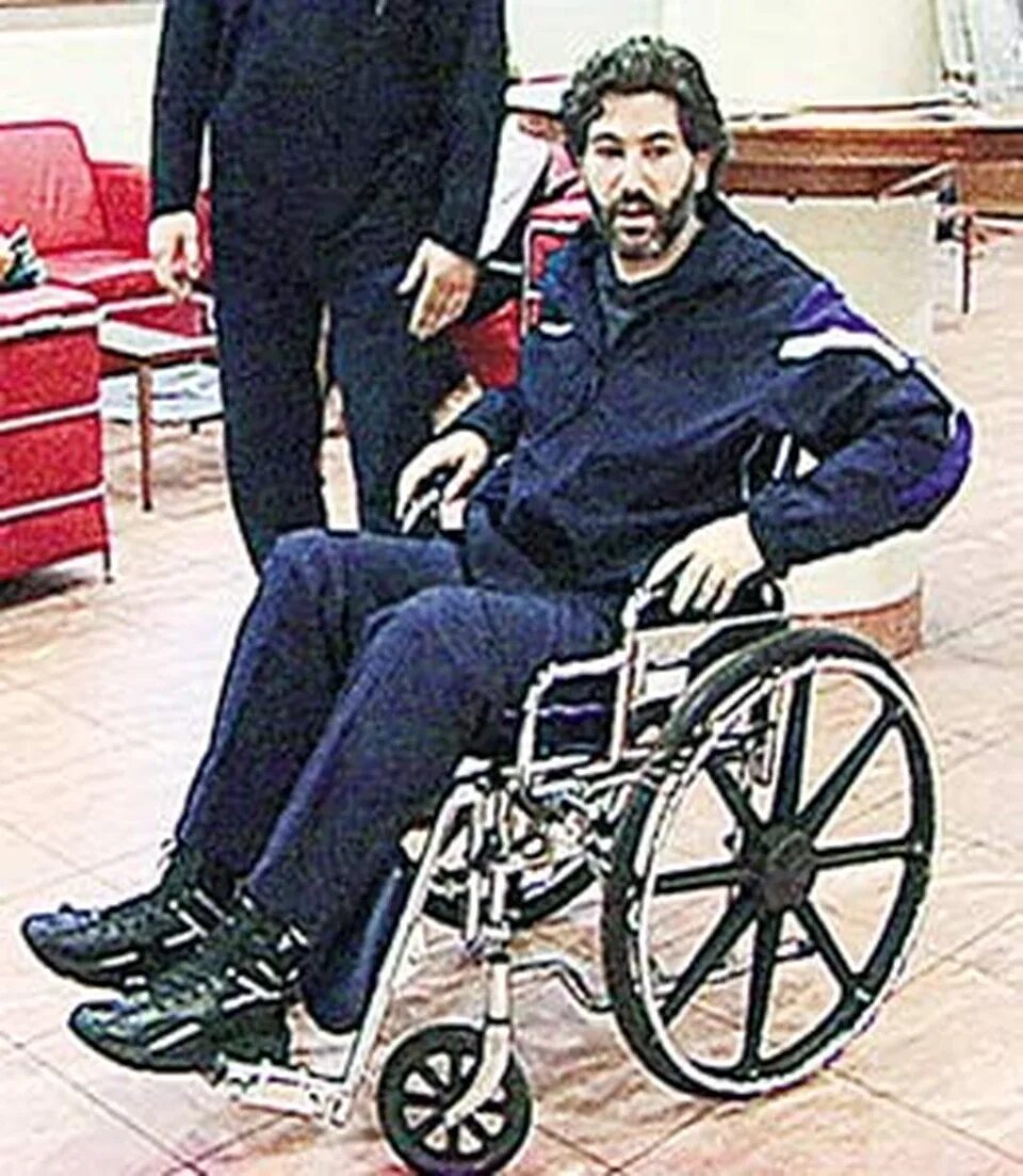 Почему тарасов в инвалидной коляске. Актер на инвалидной коляске. Миллиардер на инвалидной коляске. Главный герой в инвалидной коляске.
