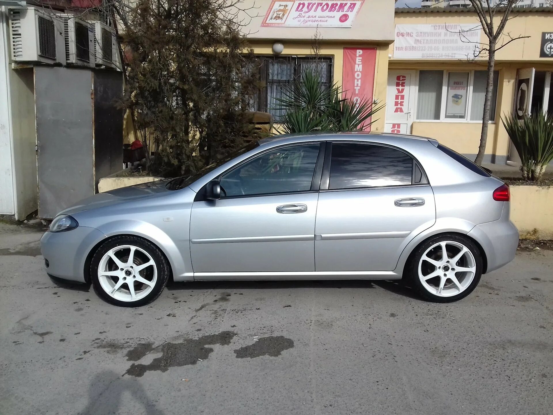 Лачетти хэтчбек колеса. Chevrolet Lacetti r17. Chevrolet Lacetti r16. Шевроле Лачетти на дисках r17. Lacetti литье r16 черная.