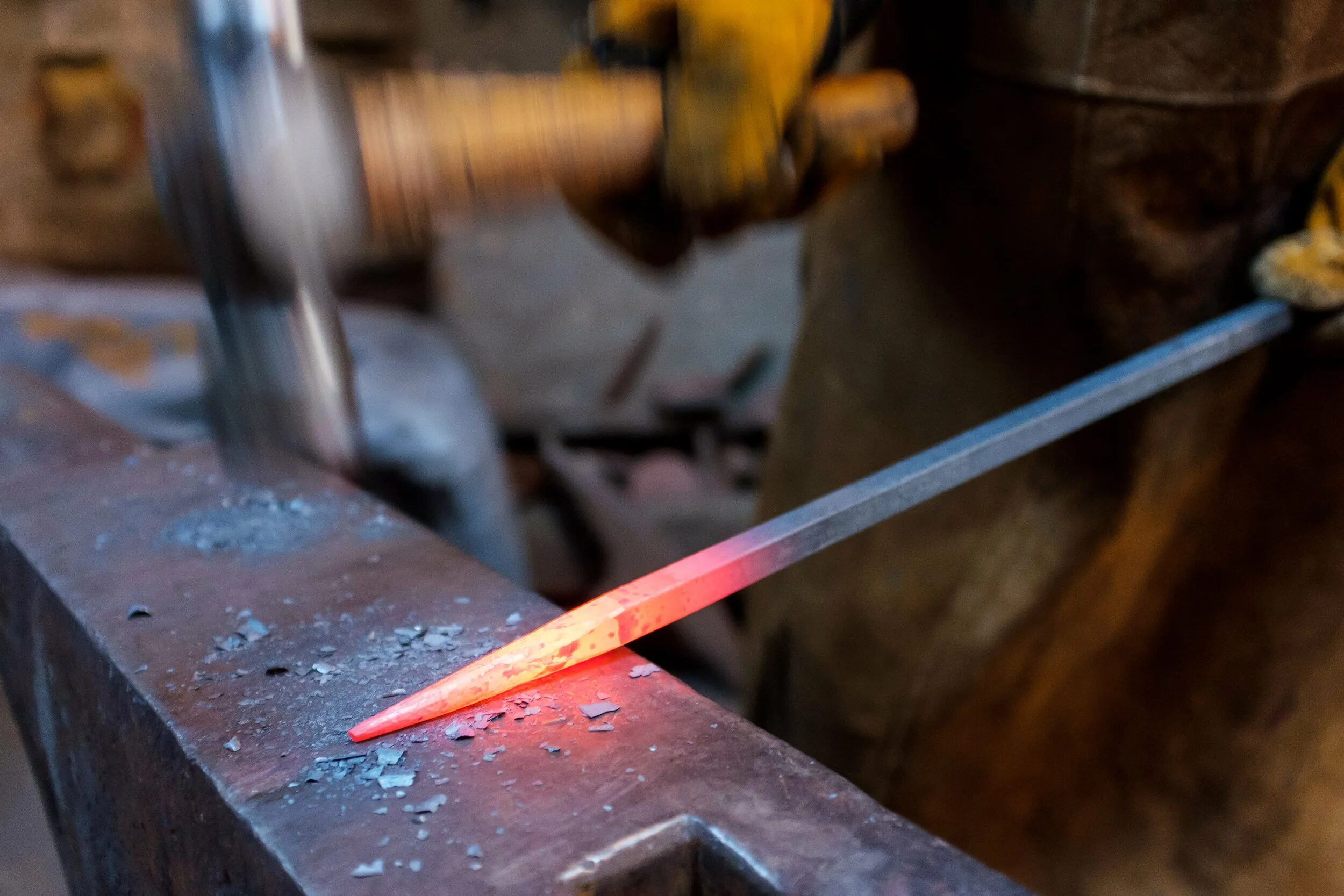 Раскалить металл. Раскаленный металл и вода. blacksmith poitan. катка металла. blacksmiths frame.