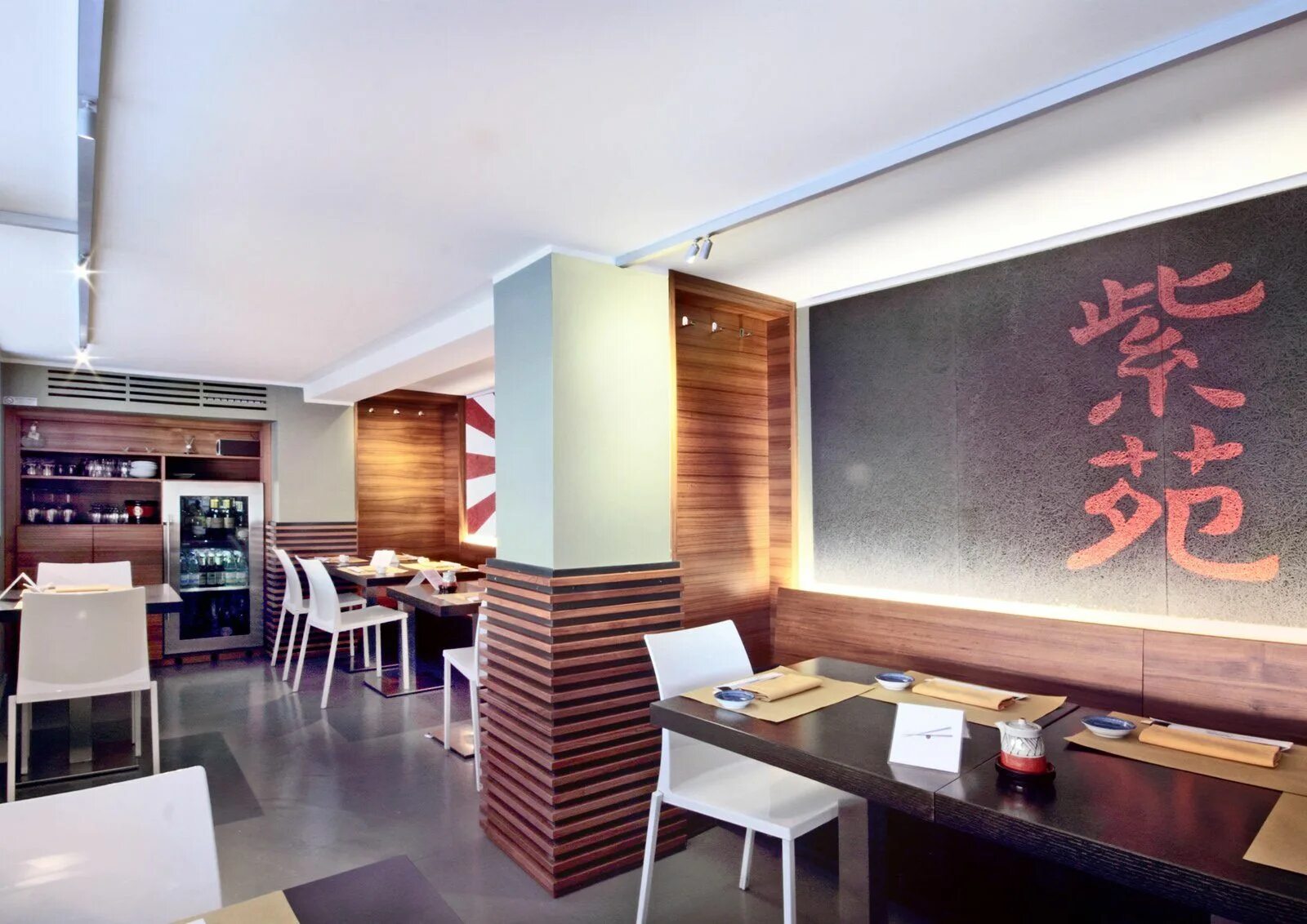 Остров для суши бар. Роллы в ресторане. Суши бор. Кофейня в японском стиле. Японская кухня роллы.