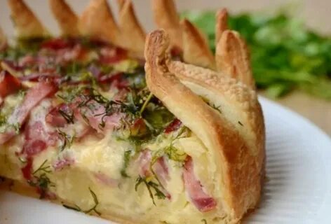 Слоеные пирожки с колбасой и сыром