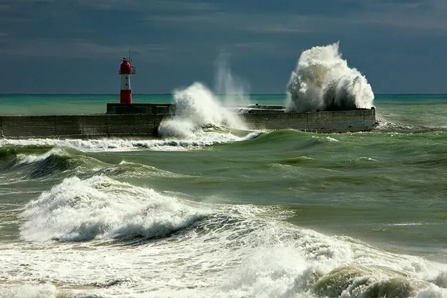 Шторм на море в сочи. Шторм на черном море в сочи. лазаревское шторм на море. маяк на черном море сочи. маяк в штормовом море.