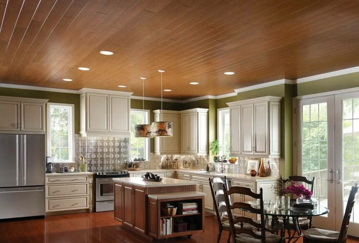 Потолок какой лучше отзывы. Кухня в потолок. Отделка деревянного потолка. Отделка кухни деревом. Отделка потолка на кухне.