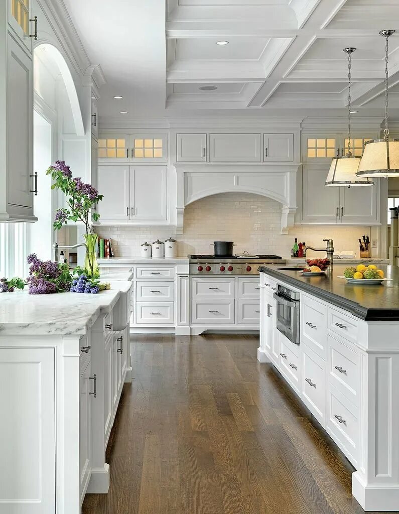 White kitchen. Белые кухни. Красивые кухни. Кухня в американском стиле. Красивая белая кухня.