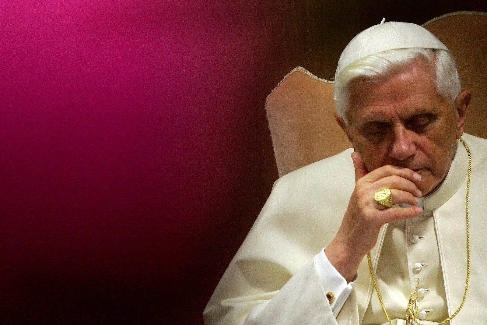 кольцо рыбака папы римского. кольцо папы франциска. поцелуй перстня папы римского. перстень папы. перстень петра для римских папы.