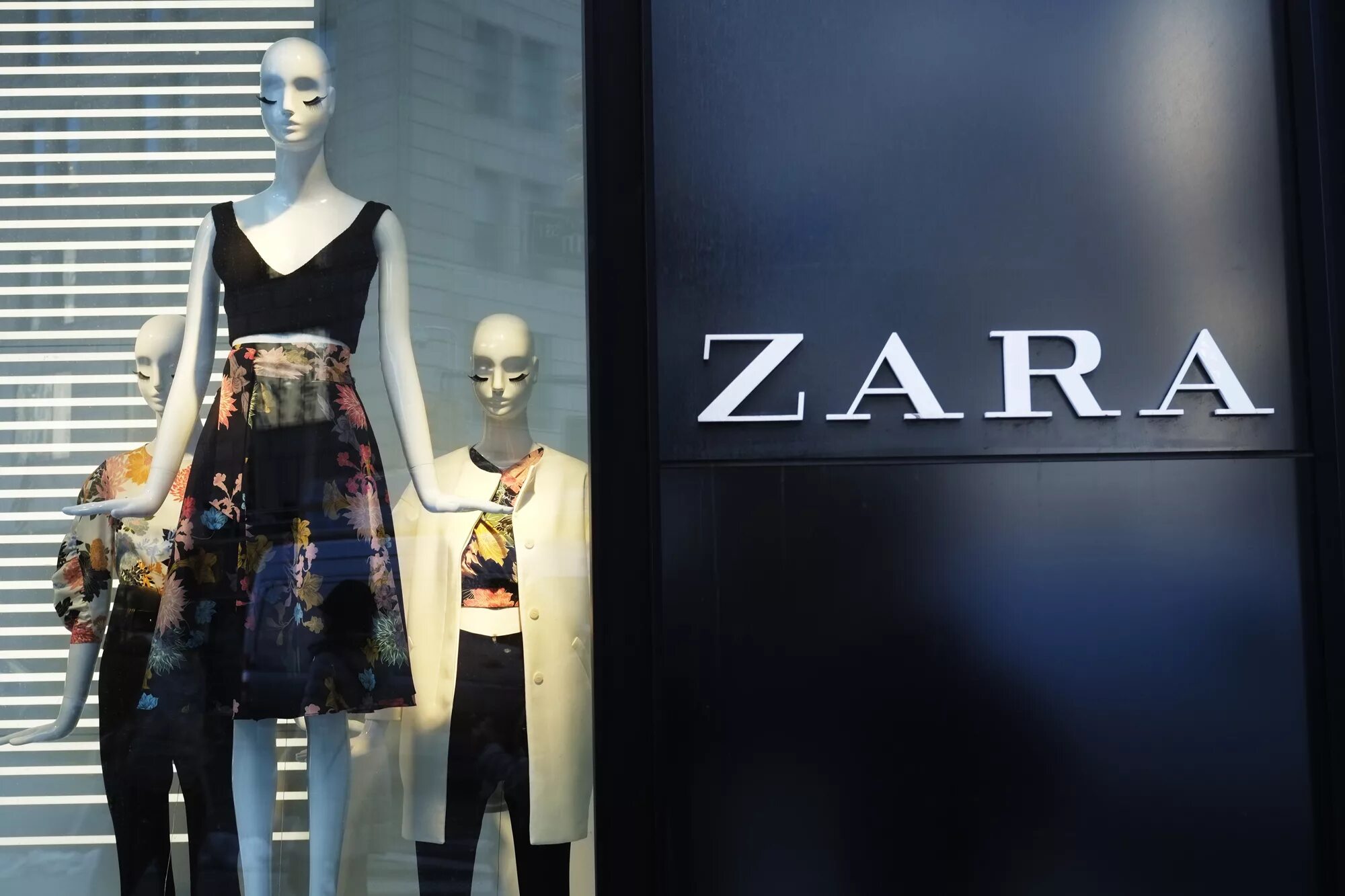 Zara turkey сайт. Zara одежда 2023. Zara магазин одежды. Брендовые одежды Zara.