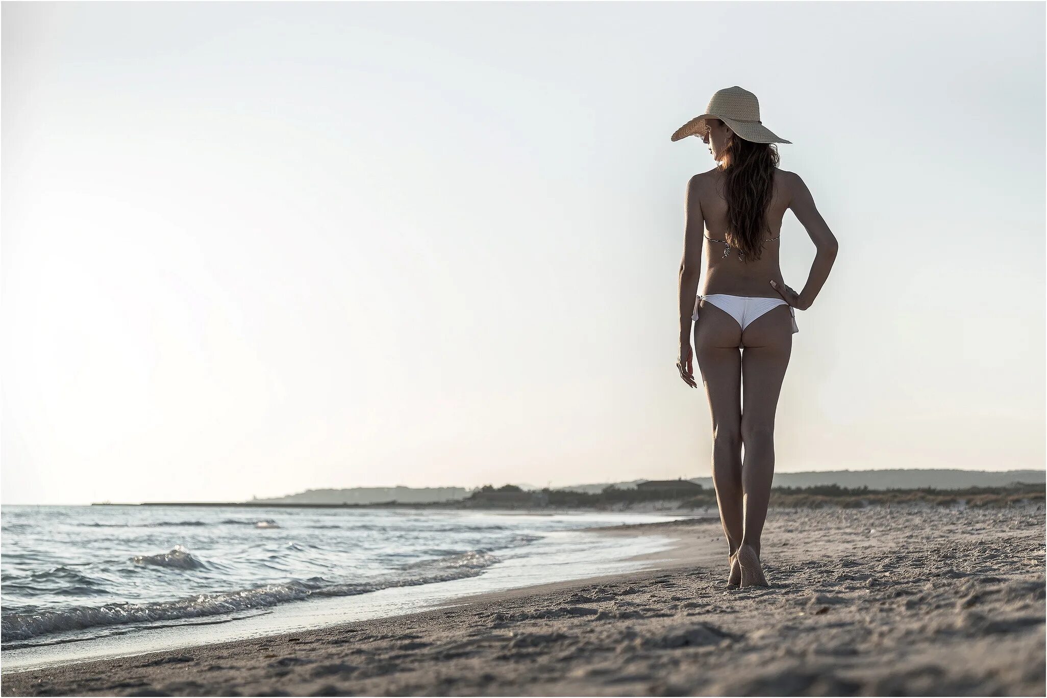 Гуляя по пляжу девушка. Гуляя по пляжу девушка. Девушка бежит по пляжу в платье. Прогулки босиком по пляжу. Гуляя по пляжу девушка.