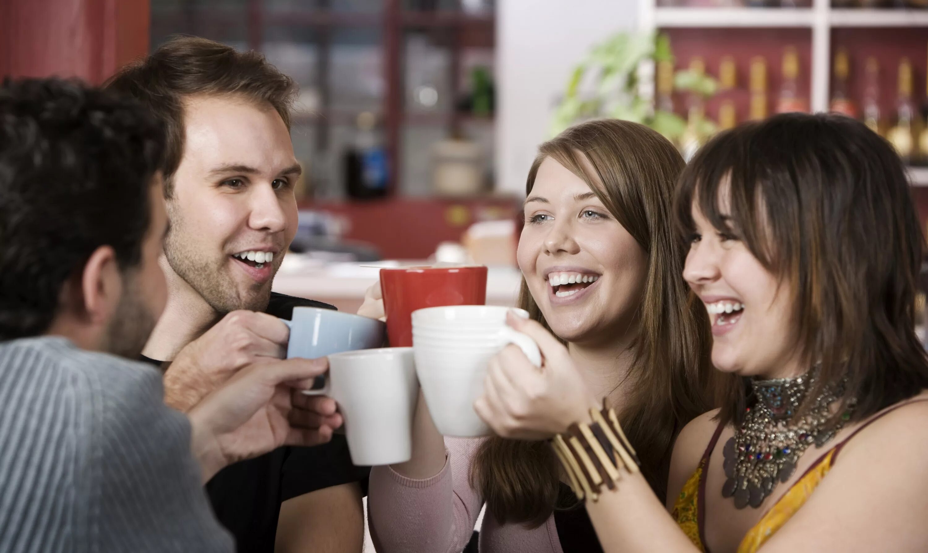 Люди в кофейне. Чаепитие с друзьями. Молодежь пьет кофе. Группа людей в кафе.