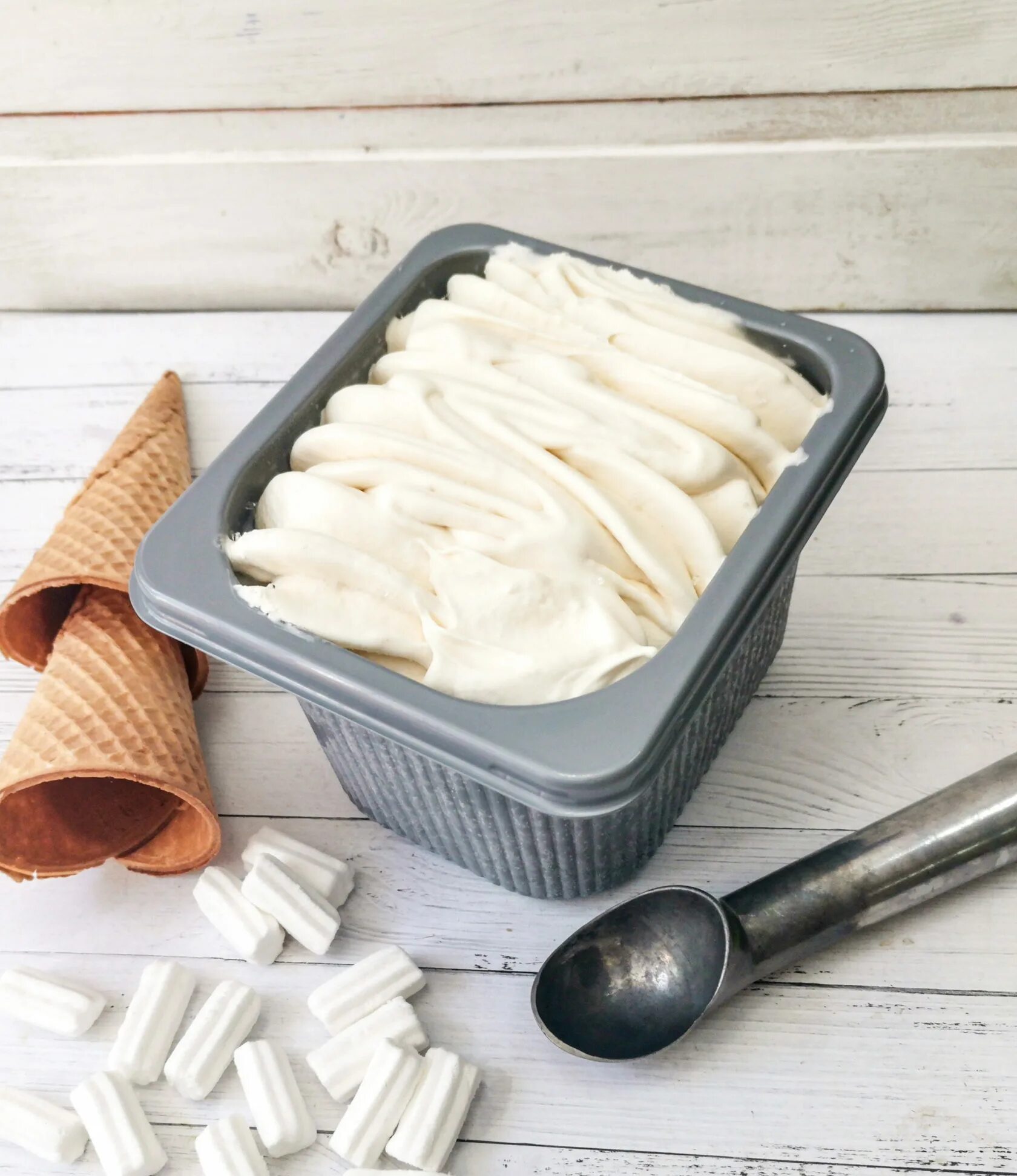 Пломбир в вафельном стаканчике. Наполненную мороженым кадку. Мороженое импортное. Мороженое в стаканчике реклама. Мороженое в пластиковом стаканчике.