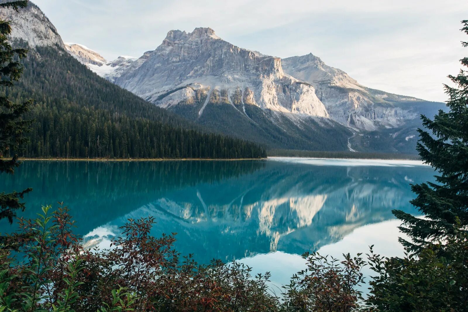 Canada lakes. Озеро Маккей Канада. Голубое озеро Канада. Озеро Уиллистон Канада.