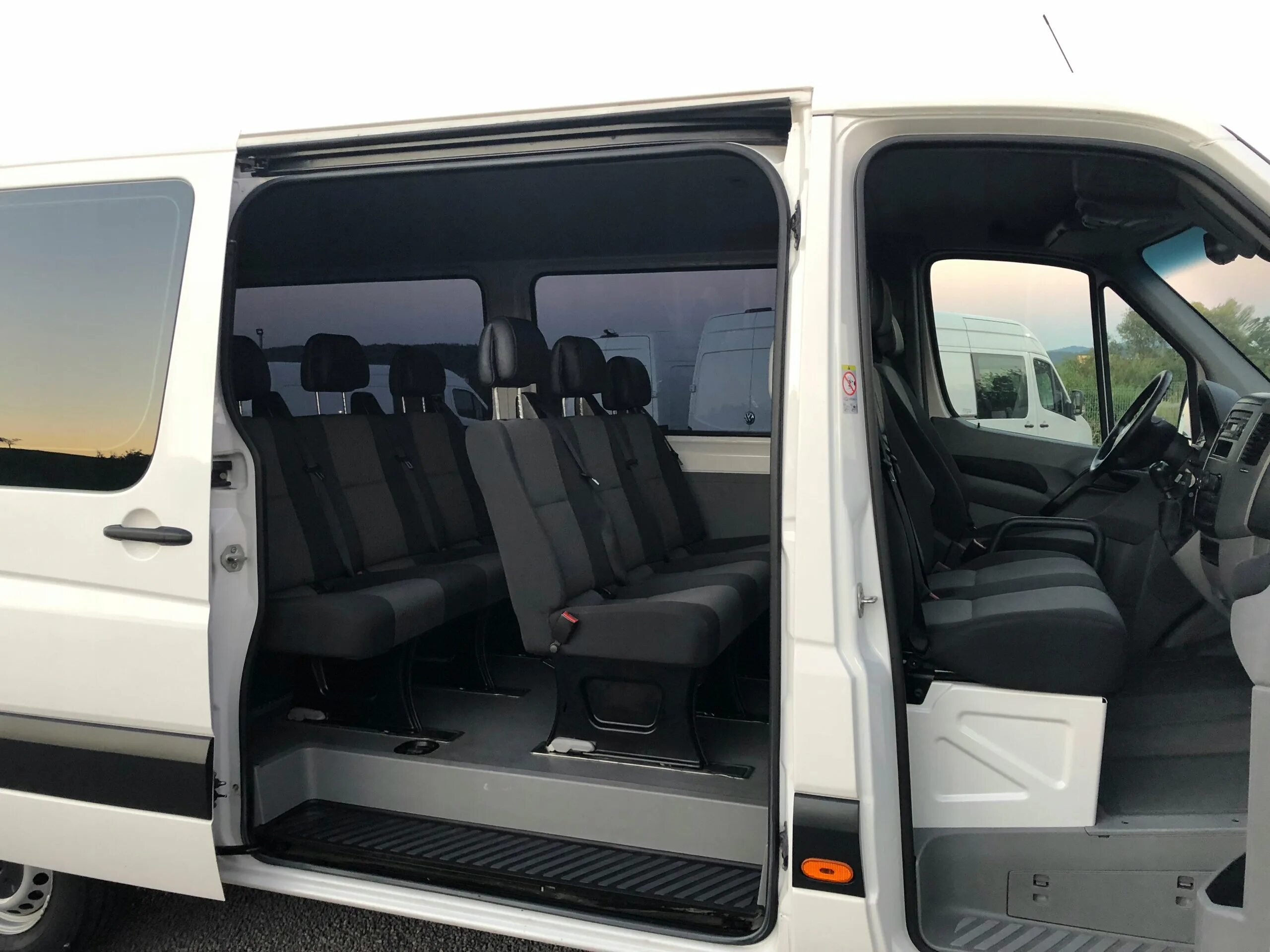 Микроавтобус 8 мест. Volkswagen crafter 8 местный. фольксваген крафтер 9 местный. крафтер пассажирский 8 местный. фольксваген крафтер 7 местный.