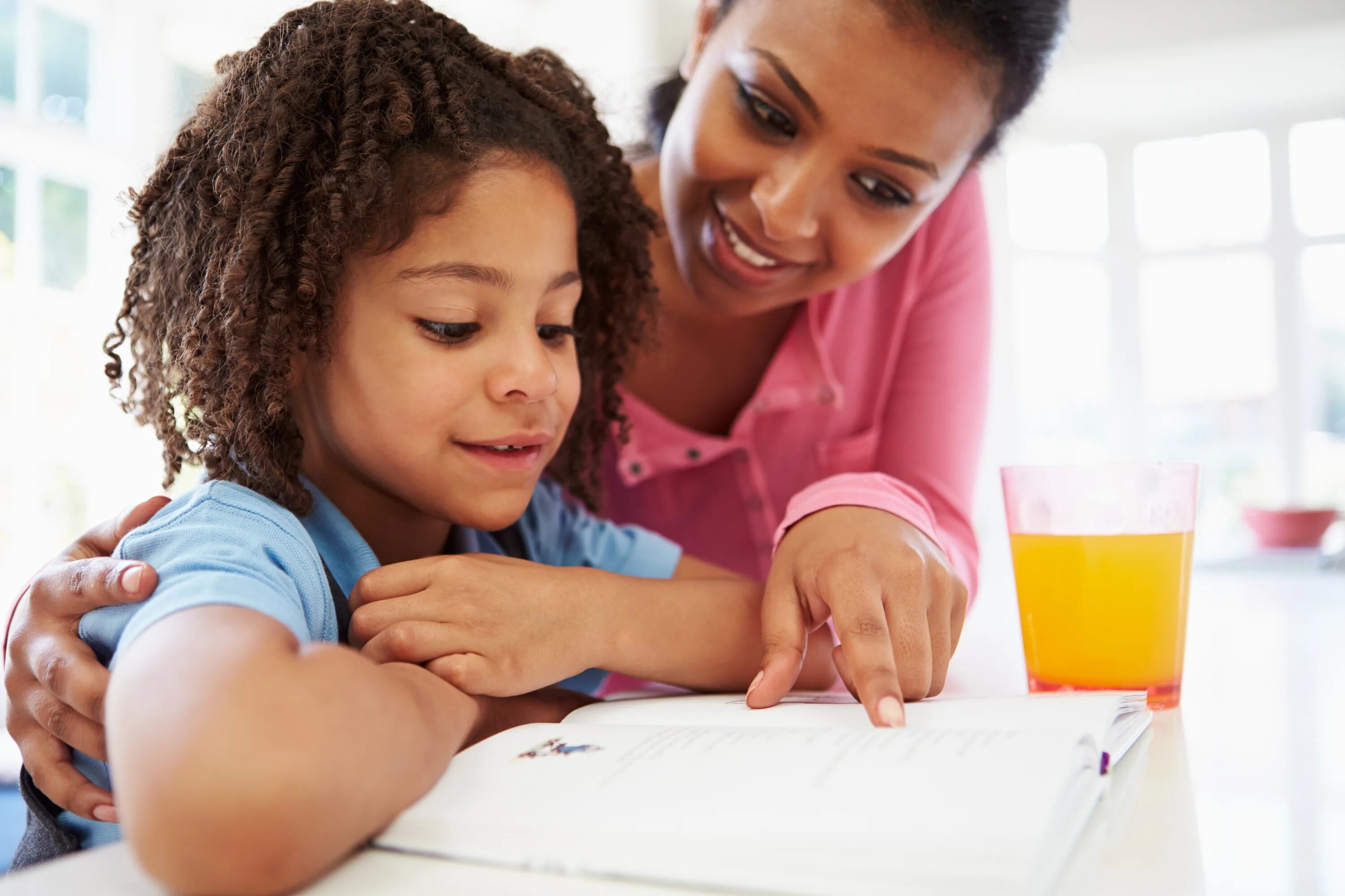 Parents' или parents's. Сочувствие. Parents teaching children to learn. The children are doing their homework.