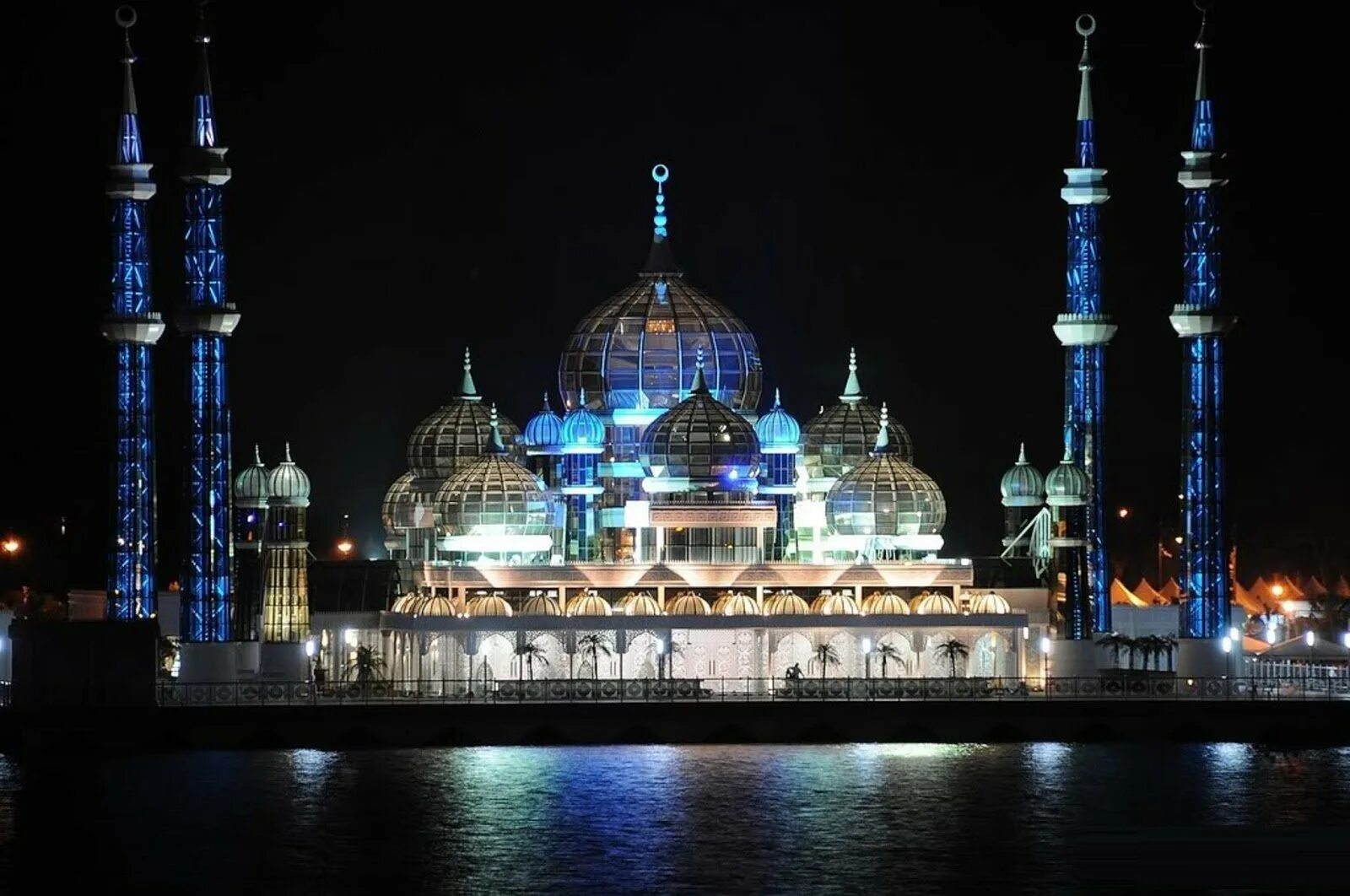 Изображение мусульманского. Кристальная мечеть – Куала-Тренгану, Малайзия. Хрустальная мечеть в Малайзии. Голубая мечеть Пакистан.