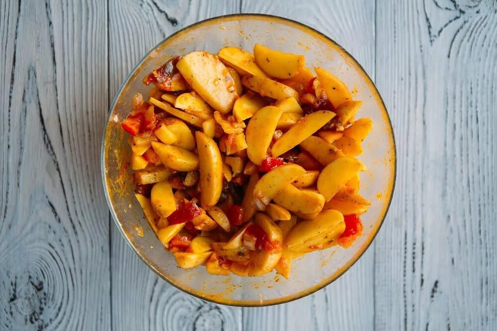 подача жареного картофеля. запеченный картофель с маслом и перцем. запеченный картофель с маслом и перцем. картошка с чесноком. запеченный картофель с маслом и перцем.