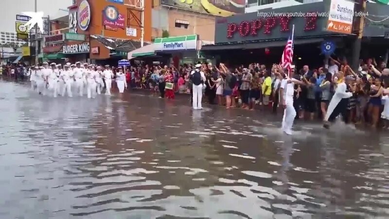 Парад на воде. Наши маршируют в Тайланде по воде. Парад в Тайланде с участием русских моряков после дождя. Российские моряки маршируют по воде. Видео парад в тайланде