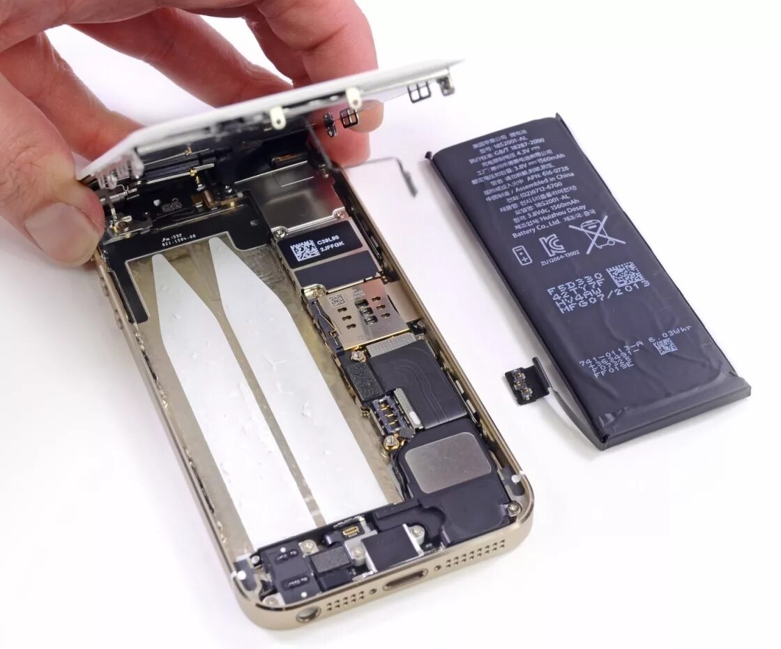 Iphone 5s батарея. Батарея на айфон 5s. Разобранный айфон 5s. Батарейка на айфон 5s. Батарея в телефоне есть