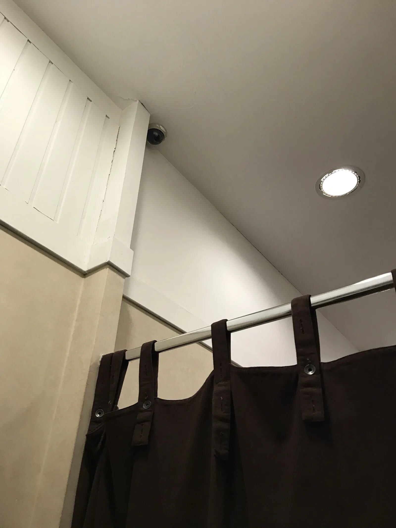 Видеонаблюдение в примерочной. Камеры в примерочных кабинах. Видеокамеры в примерочных. Видеокамеры в примерочных магазина. Камеры видеонаблюдения в примерочных магазинов.