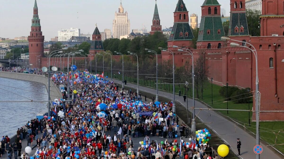 Городское население москвы. Красная площадь много народу. Толпа на красной площади. Красная площадь много людей. Народ на красной площади.