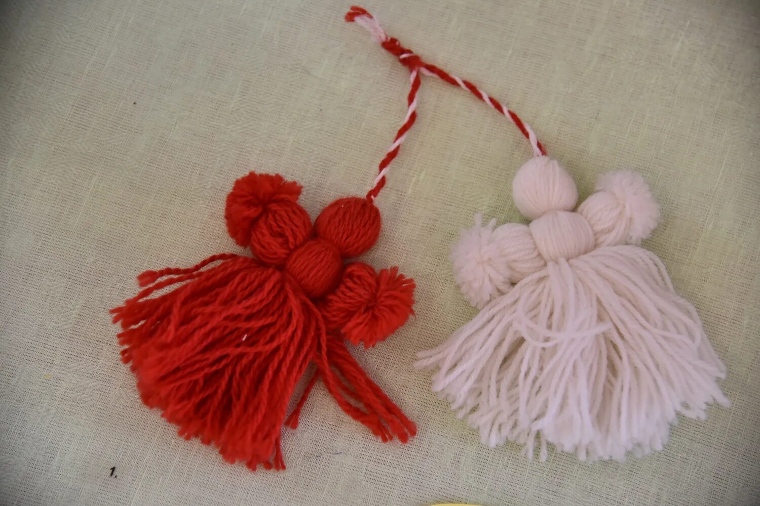 кукла-оберег мартиничка кукла-оберег мартиничка. мартеницы болгария. мартиничка кукла оберег. куклы мартинички. обрядовая кукла мартинички.