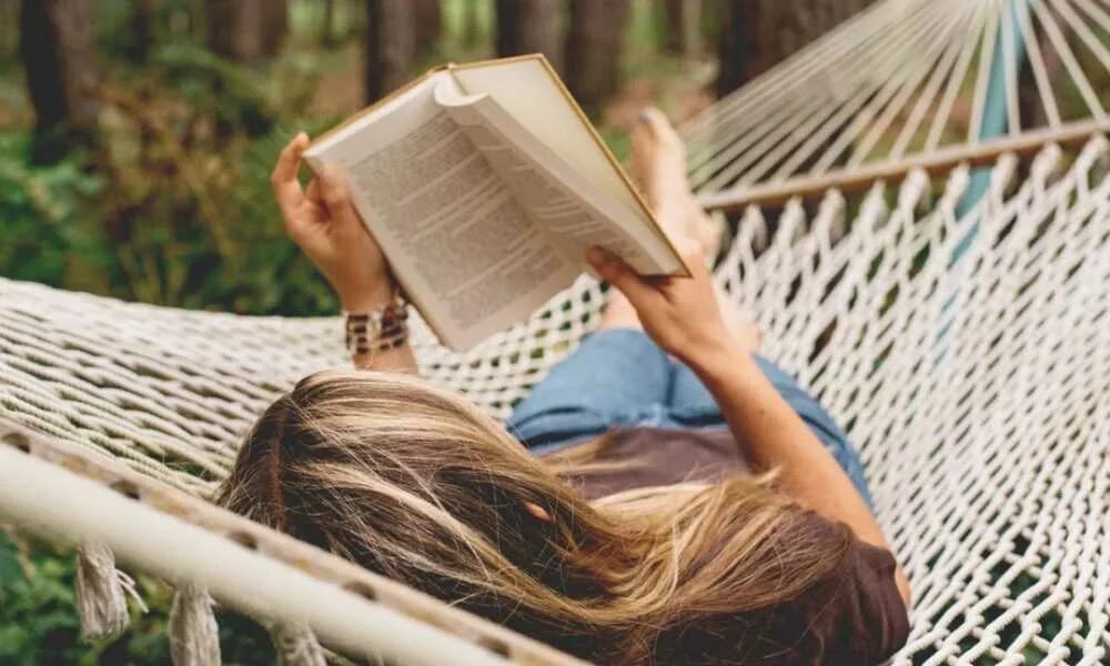 Читай каждый час. Лето с книгой. Фотосессия с книгой. Девушка с книгой. Чтение на природе.