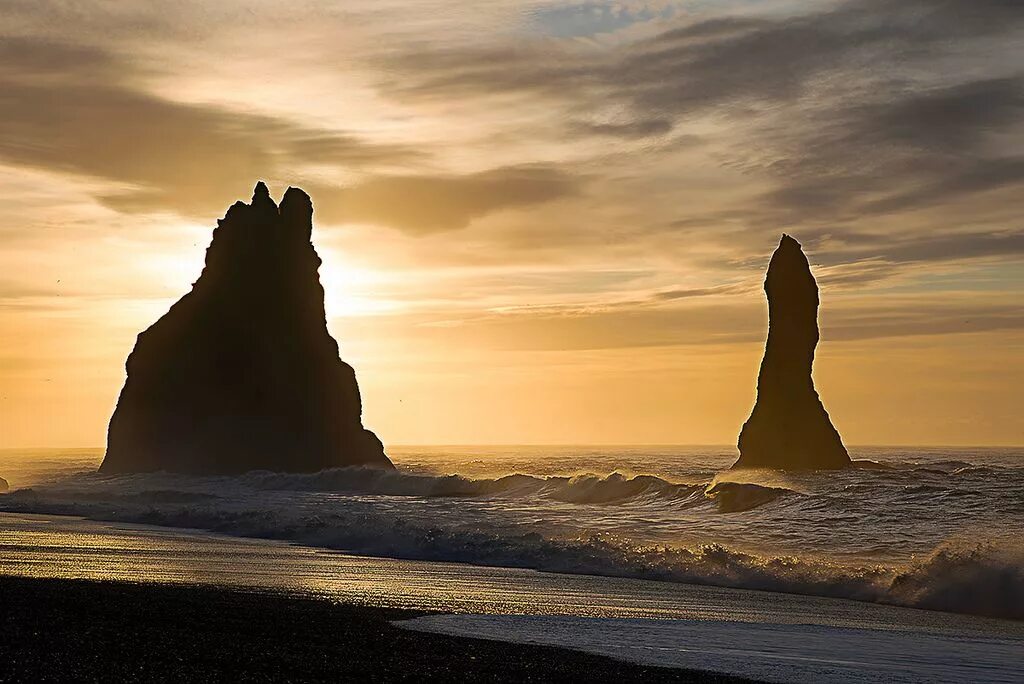 Существует ли конец земли. Рейнисдрангар Исландия. Исландия скалы Рейнисдрангар. Конец земли. Конец земли фото.