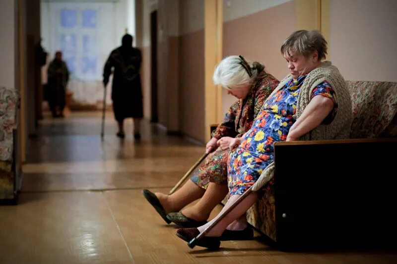 Как сдать старого человека в дом престарелых. Бабушка в доме престарелых. дом престарелых бабки. старички в доме престарелых. женщина в доме престарелых.