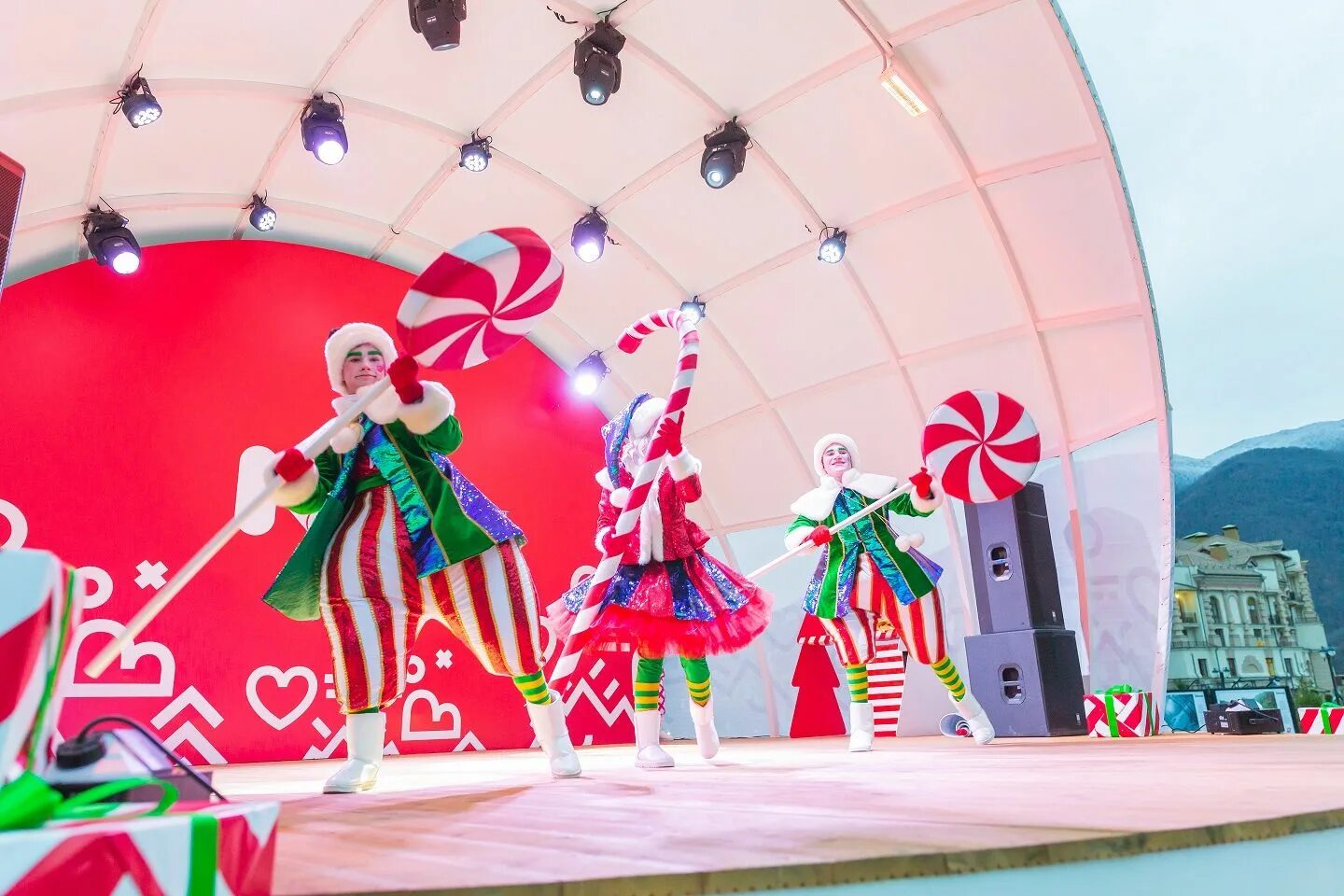 Красная поляна новый год картинки. Новый год красная поляна роза хутор сочи. Новогодняя ночь на красной поляне 2024. Роза хутор новогодняя ратуша. Сочи красная поляна роза хутор зимой.