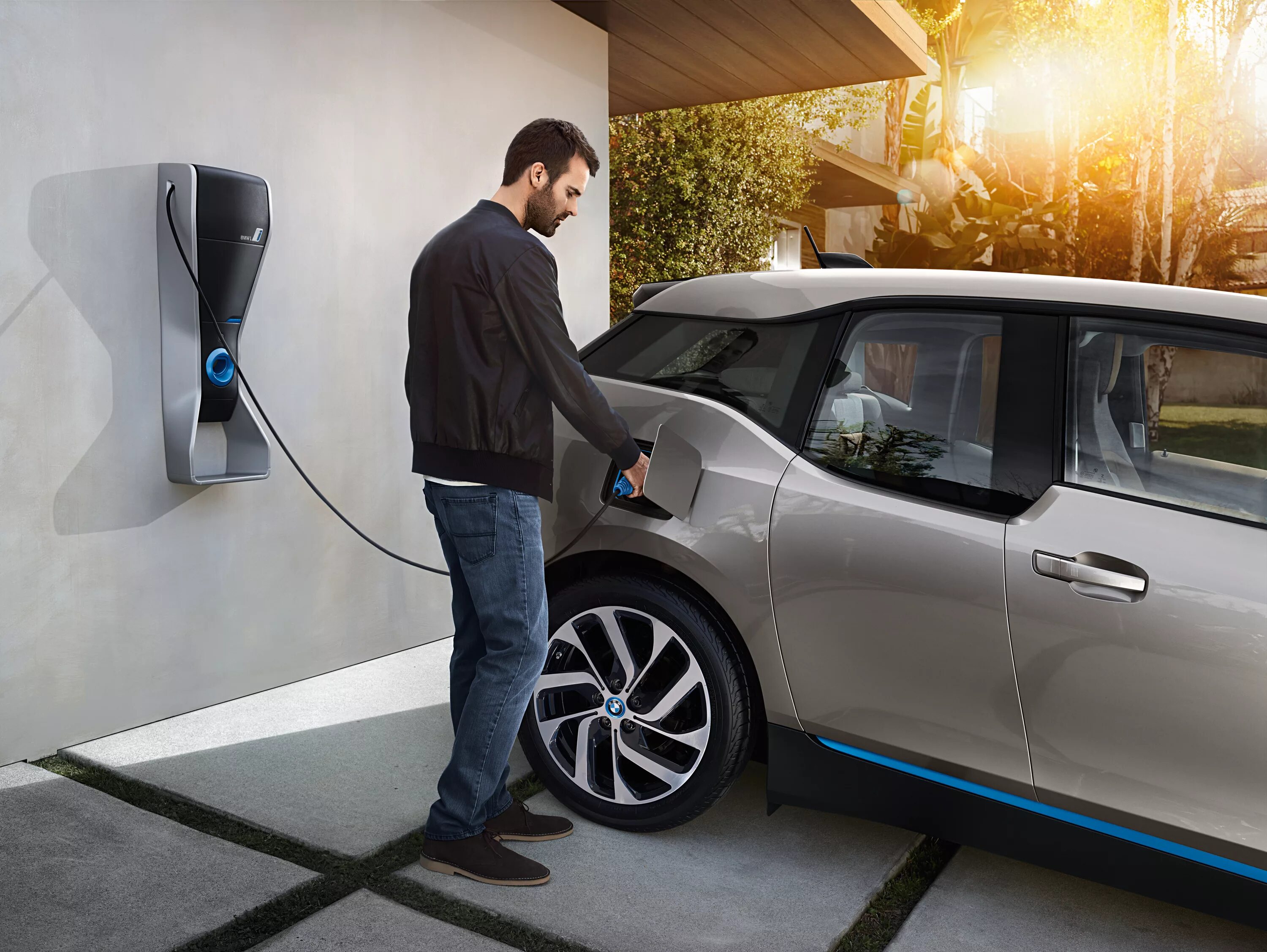Bmw i3 at. Электроавтомобиль на зарядке. Электроавтомобиль на зарядке. Xiaomi electric car. Увеличение мощности детского электромобиля.