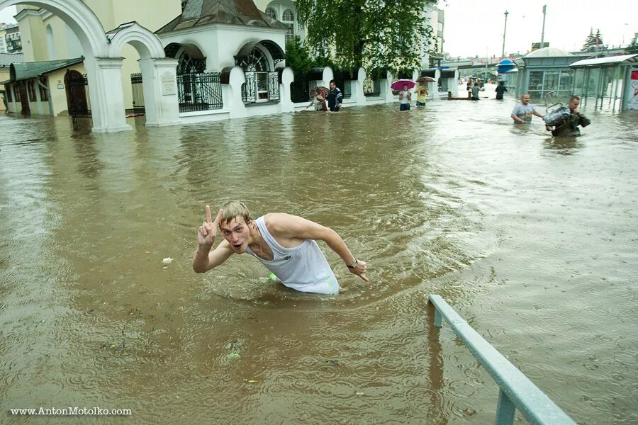 Где закончится дождь. Потоп в Минске. Наводнение в городе. Веселый потоп. Наводнение люди купаются.