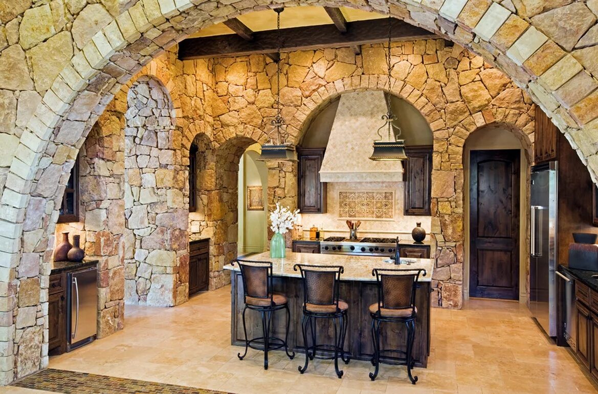 Отделка кухонь камнем. Романский стиль кирпич. Романский стиль замок камень. Кухня в стиле средневекового замка. Каменная стена в интерьере.