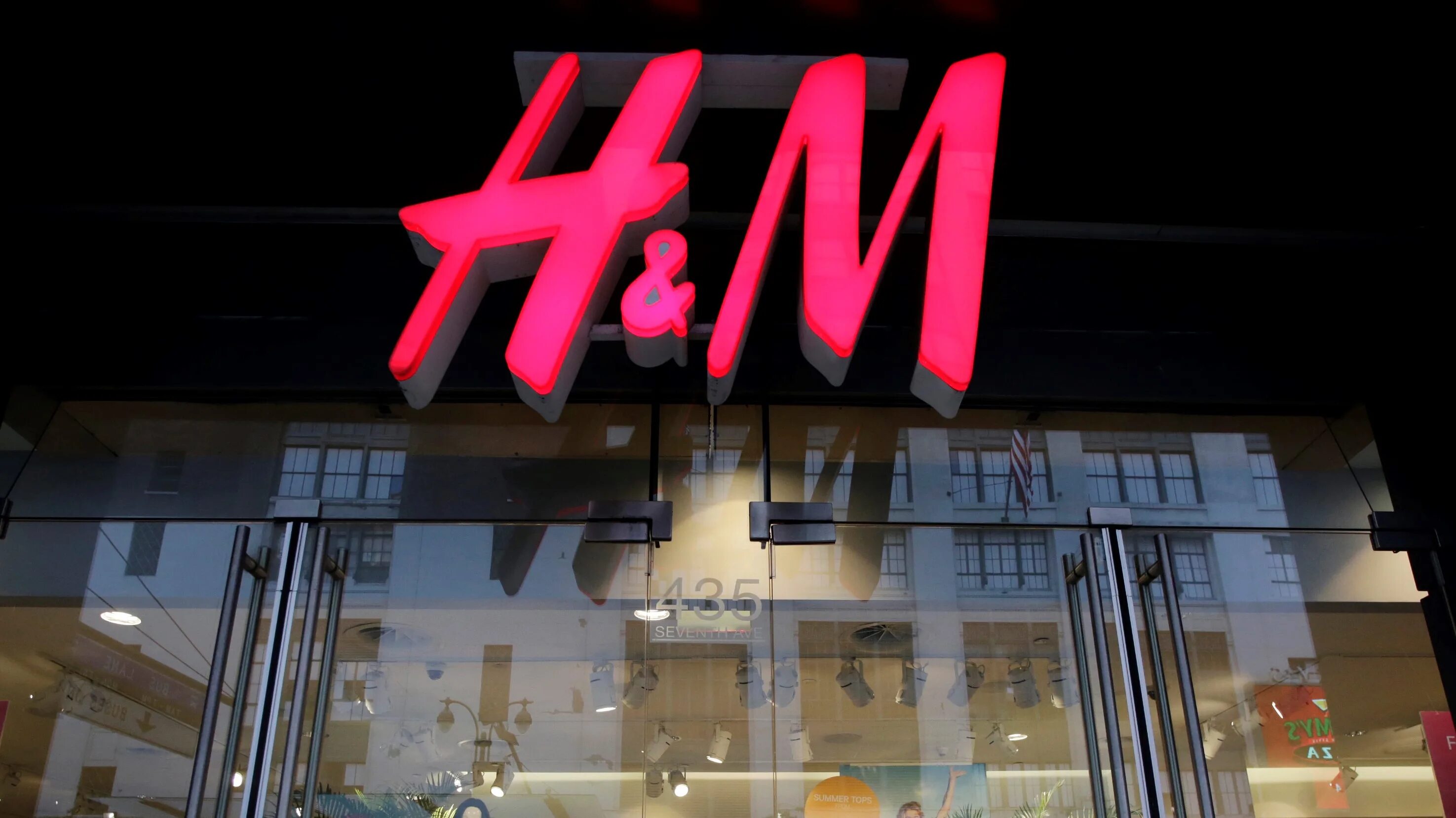 H m he. Магазин эйч энд эм. Магазин н m. Одежда фирмы h&m. H M фото магазина.