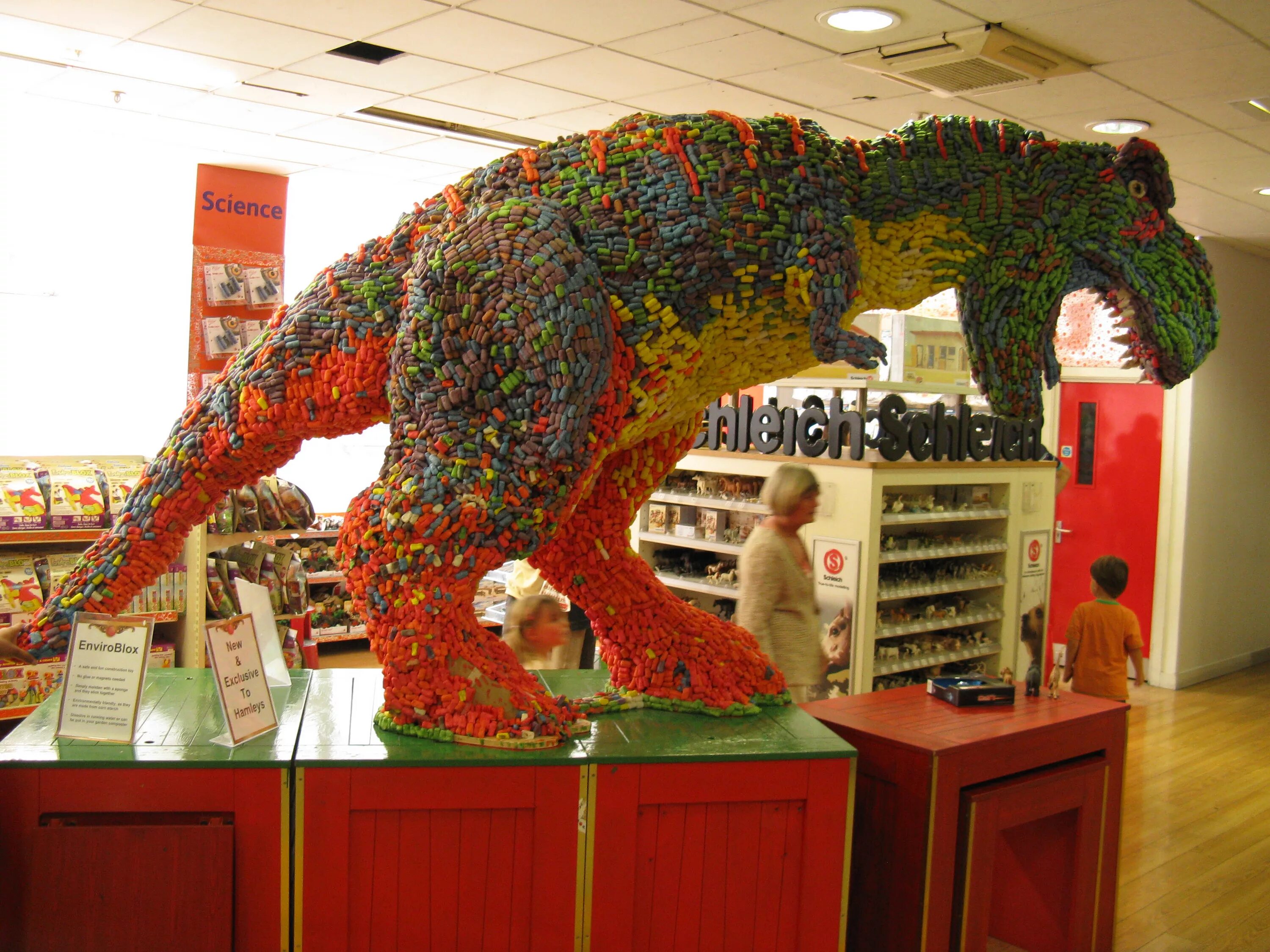 огромный плюшевый мишка. гигантские игрушки. самые большие игрушечные. самые большие игрушечные. большие плюшевые игрушки.