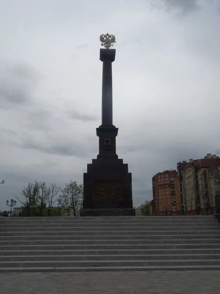 Города воинской славы питера. Ломоносов город воинской славы. Стела город воинской Ломоносов.