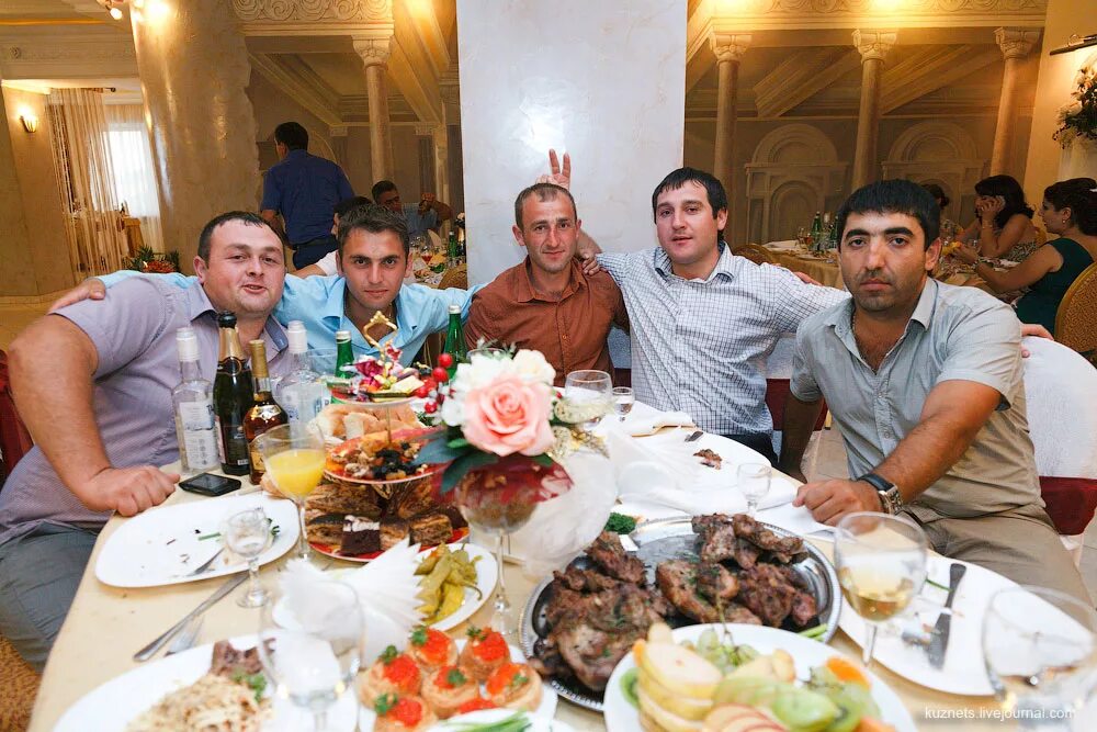 Армяне гуляют красиво. Армянский свадебный стол. Настоящие армяне. Армянская свадьба за столом. Армян в дорогом ресторане.