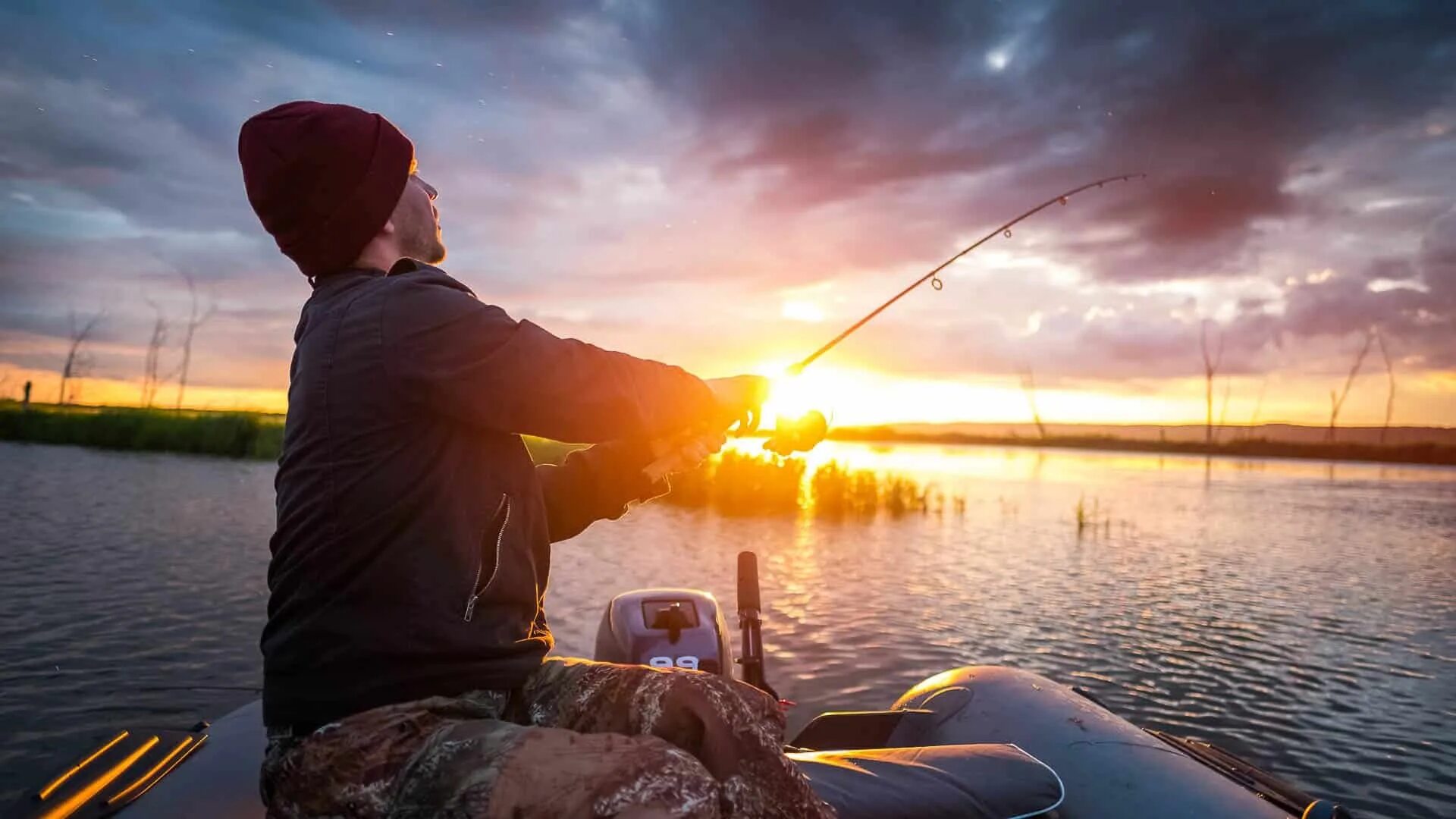 Рыбалка. Ночная рыбалка. Рыбак на природе. Рыбак с удочкой. Нахлыст заброс.