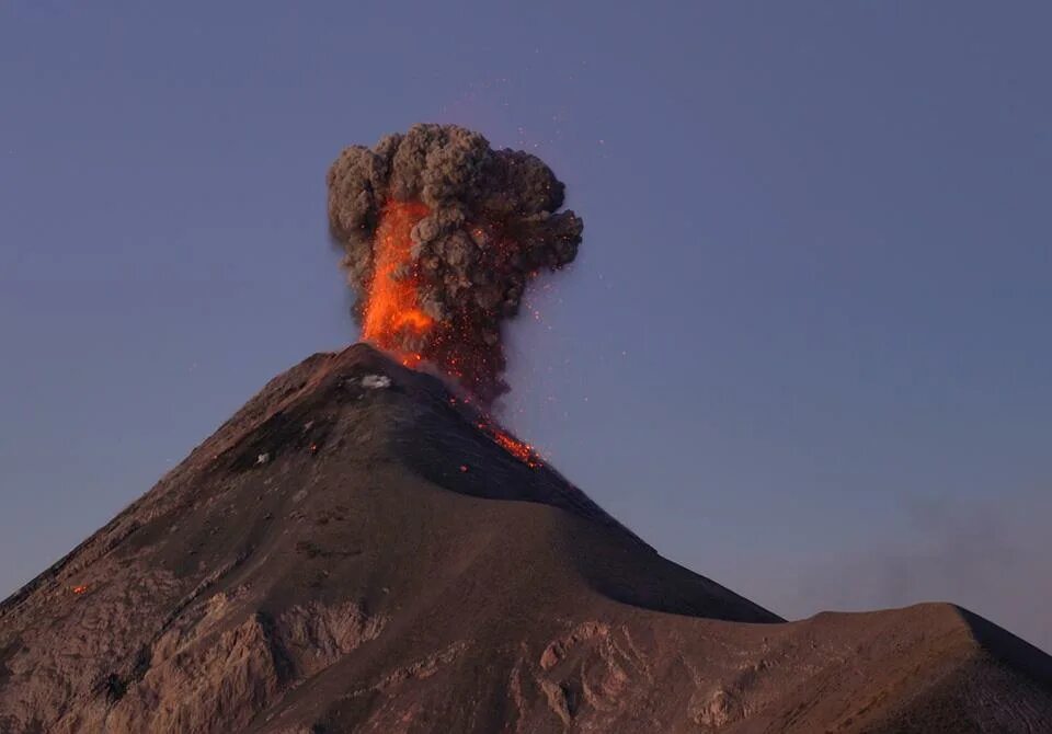 2018 извержение вулканов. Вулканические землетрясения. Извержение вулкана килауэа гавайские острова. Извержение килауэа 2020. Извержение вулкана кракатау в 1883 году.