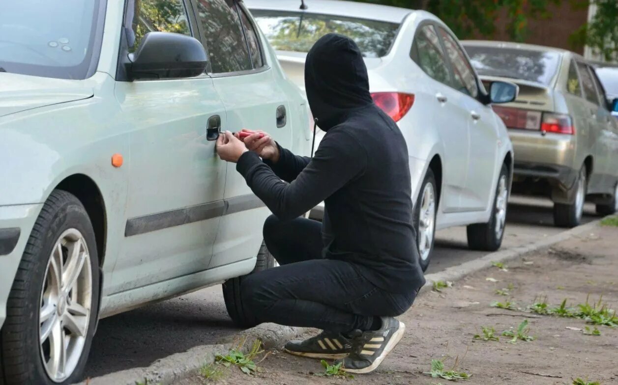 Кража автомобиля. Угнали авто. Угон авто. Угонщики автомобилей. Угнал автомобиль.