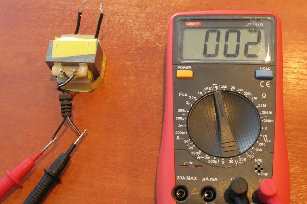 Мультиметр 200 МЕГАОМ. Прозвонка обмоток трансформатора мультиметром. Измерение напряжения трансформатора мультиметром. Мультиметр измерение напряжения 220в. Как прозвонить трансформатор