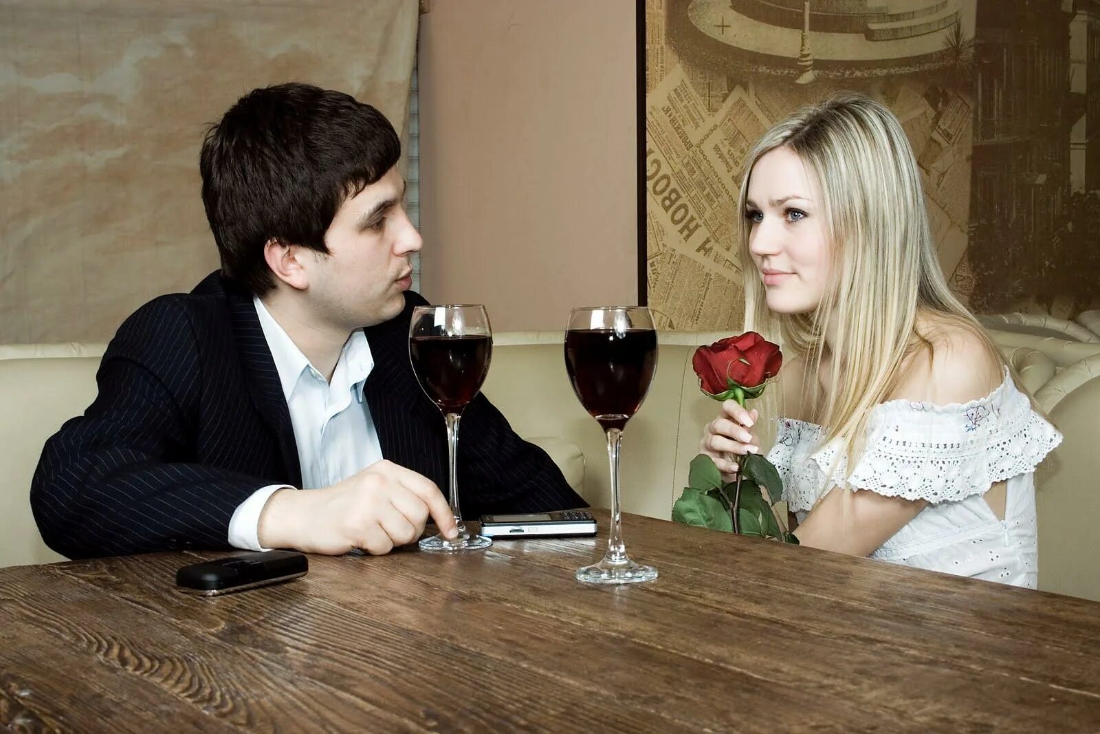 Подруги болтают. Консультирование психолога. Женщина психолог. Свекровь и невестка. Душевный разговор.