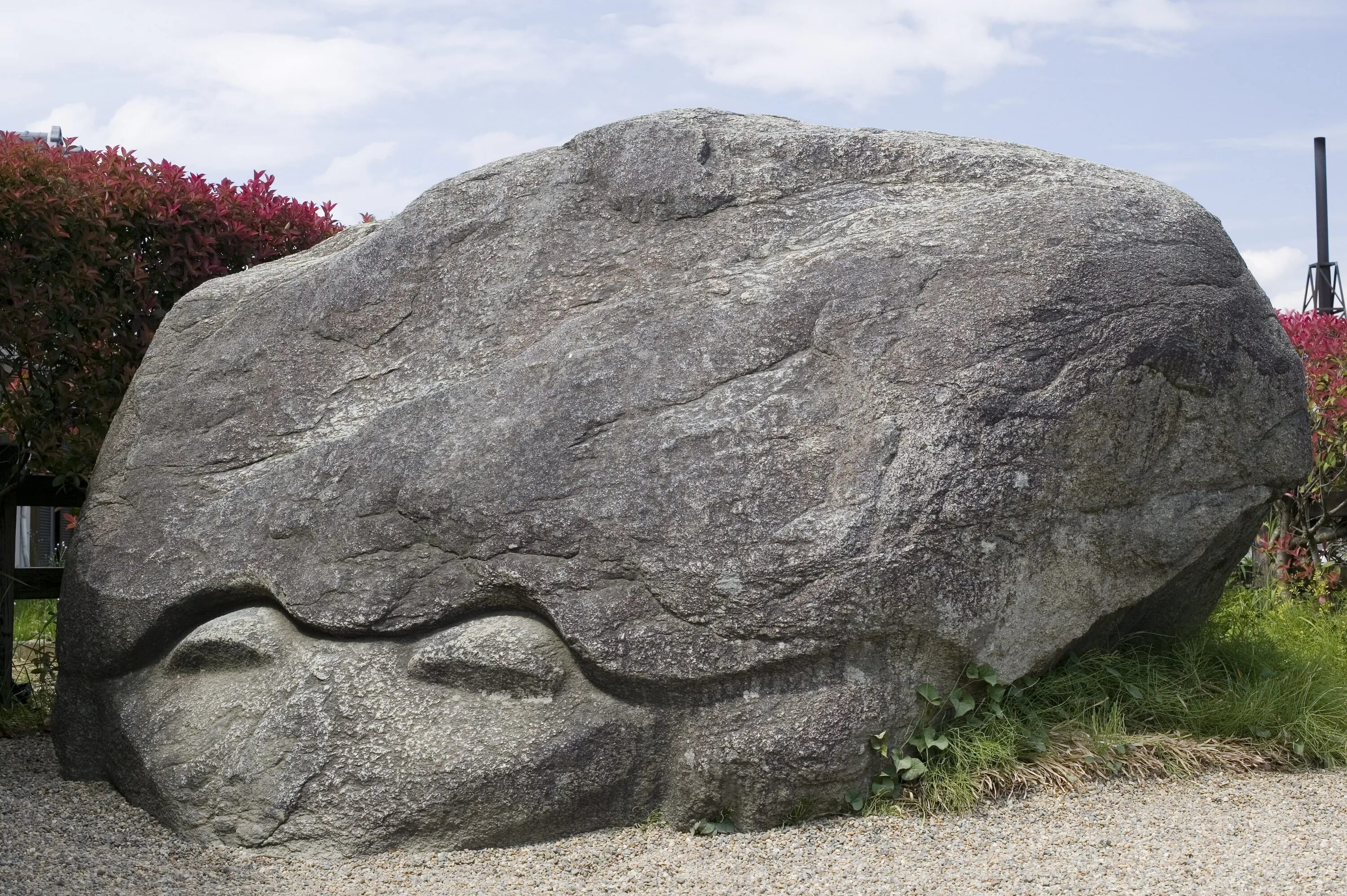 Stone huge. Исполинские камни. Огромные каменные змеи. Камень мен. Каменное время.